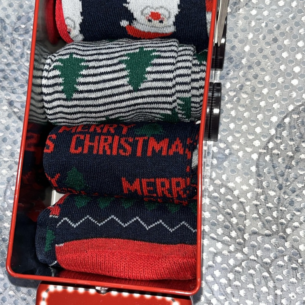 festive 5 Pack Men's Sock- Red Truck, moving wheels - Picture 3 of 5